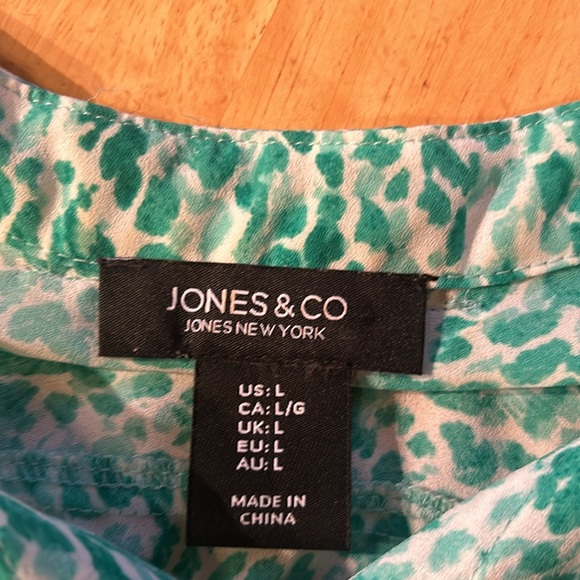 Woman’s Jones & CO Top - Picture 4 of 4